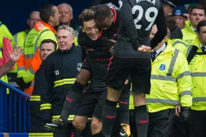 Fudbaler Arsenala u misiji spašavanja sveta!