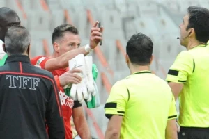 Nije seoski fudbal! Isključen protiv Bešiktaša zbog moblilnog i bio je sasvim u pravu!