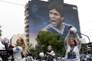 Buenos Ajres dobio savršen ukras pred početak Mundijala - mural Dijega Maradone!
