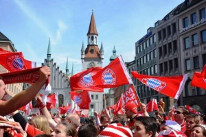 Bajern sa navijačima na ulicama Minhena proslavio novi trofej!