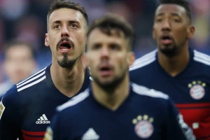 Bajern se ''šeta'' kroz Bundesligu, Nastasić tragičar u porazu Šalkea!