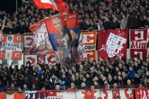 Zvezda se muči, ''pljušte'' kartoni, ''delije'' besne na sudiju! (TVITOVI)