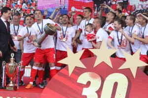 Zvezda ima dve verzije grba sa tri zvezdice