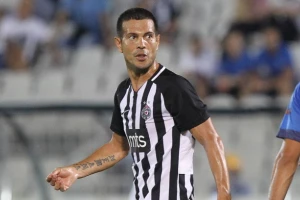 Lola "menja" trofej u Kupu za pobedu u derbiju