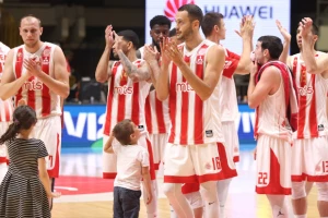 Zvezda vodi uprkos slaboj igri, navijači jedva čekaju kraj! (TVITOVI)