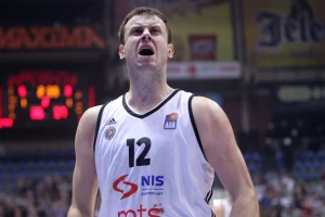 Partizan loše počeo, Novica "grmeo" na tajm-autu!