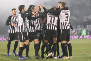 Konfuzija u odbrani Zvezde, ''delije'' u neverici, Partizan vodi na poluvremenu!