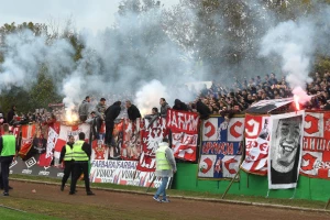 Zvezdini fudbaleri izašli pred "Delije" sa šalovima