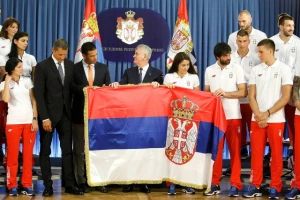 Nikolić predao olimpijcima zastavu za Rio