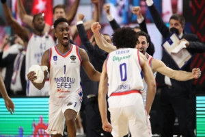 Efes u debelom problemu - Bobua sad povredio drugo stopalo!