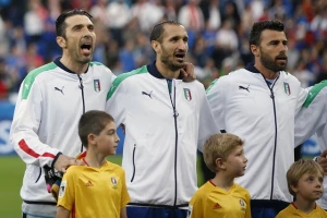 ''Bard'' Živa ljut na ''Orlove'': ''Vidite kako na EP pevaju himnu, a naše boli uvo!''