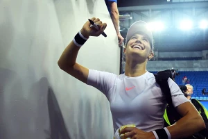 Teniska lepotica izgubila opkladu, izašla na sudar sa navijačem!