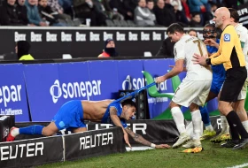 Gladbah vs Leverkuzen - Sprečena ozbiljna tuča, završilo se samo skidanjem majice!