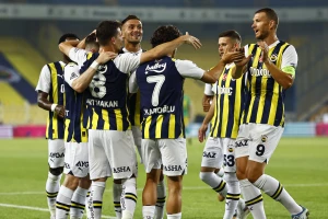 Raspucani Fener ne odustaje od titule - Tadić pogodio sa pola terena!