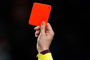 Kakva nesreća, fudbaler Liona dobio crveni karton nakon neviđene situacije