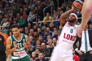 EL - Lokomotiva preživela vožnju "zelenom šumom"