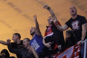 ''Bezbednije'' je da se unese pirotehnika, nego da se zabrani grupi navijača da uđe u halu?!