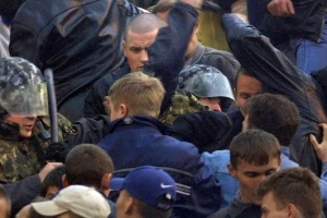 Haos u Ukrajini, tuča navijača, 12 uhapšenih