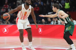 Zvanično, Đenka ne menja boje!