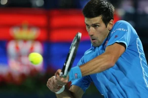 Nole ume i ašovom da barata!