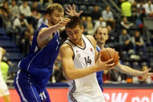 Poluvreme u Skoplju - Pojedine ''Grobare'' i ''duša boli'' dok gledaju Partizan...