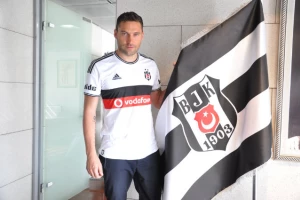 Tošić pobesneo, pa udario van Persija glavom!