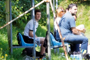 Crno-bela subota na Pohorju - Paklen ritam, traktor, hotel, pa slikanje...