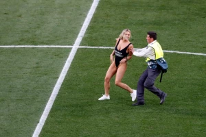 Kazna naspram zarade je ništa! Polugola Ruskinja dobro prošla kod UEFA, da li će ovo dovesti do novih upada?
