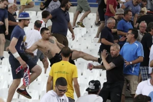 Francuzi napravili zasedu Englezima, jedan huligan se pokajao!