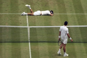 Federer ispraćen ovacijama! Da li je ovo njegov oproštaj od Vimbldona?