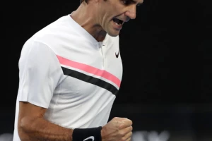 Federer posle istorijskog trofeja - Suze, pa osmeh, a onda i problem sa flomasterom