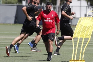 Milan preko leta kupuje u Barseloni?