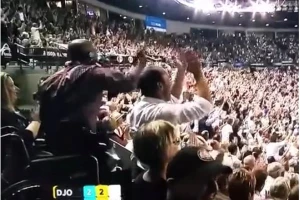 ČUDESNO - Čovek ustao iz invalidskih kolica da proslavi Federerov poen!