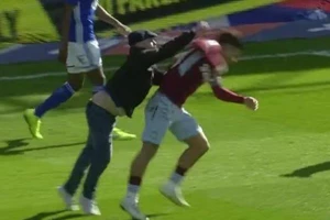 Sramotni derbi, mladi reprezentativac Engleske napadnut na terenu!