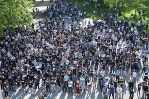 TV Partizan - Ovako su ''Grobari'' ispred stadiona slavili golove i novu pobedu