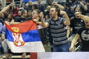 Odjekuje Humskom: "Kosovo - Srbija!"