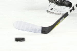 NHL - Udario sudiju palicom!