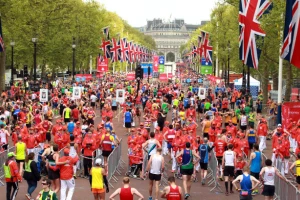 Slika dana stiže iz Londona - Maratonac pomogao kolegi da završi trku