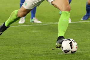 Kako upropastiti slobodan udarac, u režiji Džermejna Lensa
