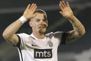 Partizan ne posustaje, crno-bela serija traje