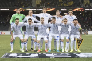 Pucano na automobil fudbalera Dinama