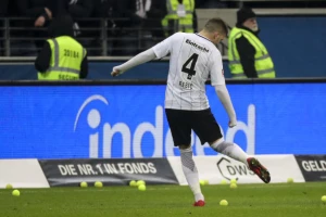 Protest u Frankfurtu - "Ponedeljkom grudi i biceps, a ne fudbal!"