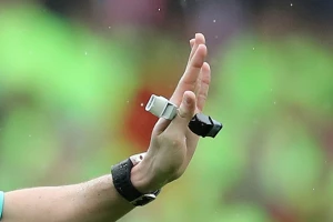 Igrači napali sudiju, on se branio korner zastavicom!