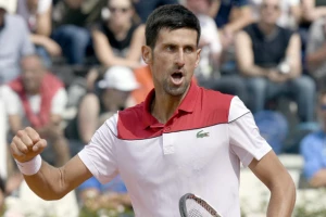 RG - Novak ponovo oduševio, radi i poslove održavanja terena