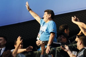 Maradona u prelepom društvu gleda meč u Kazanju