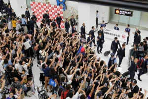 'Fešta' na aerodromu u Tokiju - Stigli nacionalni heroji!