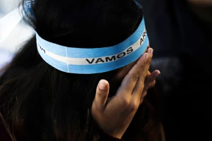 Argentinska sramota, navijači pljuvali i gađali Sampaolija