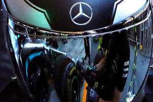 Divan gest vozača Mercedesa u borbi protiv rasizma