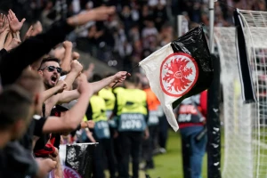 Bundesliga - Frankfurt poveo, a onda je vezista uprskao stvar