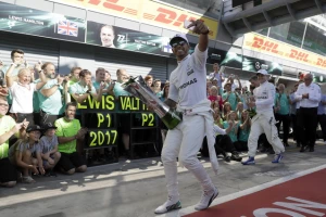 Hamilton objasnio: ''Mercedesov motor moćniji od Ferarijevog!''